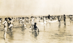 G253 British troops relaxing at the French coast