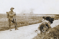 G256 Tommy with German prisoners diving for cover